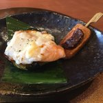 旬彩京肴 寛 - サーモンと丸茄子のチーズ焼きと生麩田楽は共に美味しいです。
