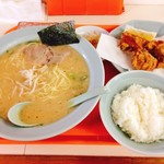 ラーメン屋さん - ラーメン唐揚げセット（750円）