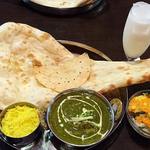 アジアン ダイニング アンド バー エベレスト - Asian Dining & Bar EVEREST ＠本蓮沼 ランチ ほうれん草チキンセット 税込850円 辛口・ラッシーを選んで