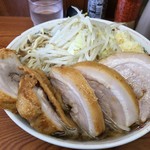 ラーメン二郎 - ブタ入りラーメン (ブタ５枚入り) 830円 ニンニクマシ