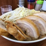 ラーメン二郎 亀戸店 - ブタ入りラーメン (ブタ５枚入り) 830円 ニンニクマシ