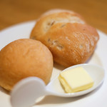 Foresuta - 和牛スネ肉のシチュー 1150円 のパン2種類、バター