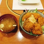 尾形 - 今回の大発見！馬カツ丼真ん中にガリ