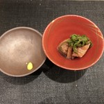 すし昇 - 本鮪砂ずりの煮物　 満願寺とうがらしを添えて