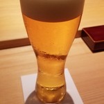 鮨 さかい - 猛暑の博多、「鮨さかい」さんへの道すがら、アスファルトからの照り返しで陽炎が立ち上ります。
      
      炎天に炙られ、今日も喉がカラカラなので、入店と同時に生ビール、フライングで飲み始めます。