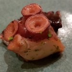 鮨 さかい - ②真蛸（福岡県志賀島産）の桜煮
      ひと口噛んで直ぐに感じるのは、柔らかさが際立っていること。
      優しくもしっかりした旨みが口腔内に拡がり、青柚子の香りが喉から鼻に立ち登る様に薫ります。