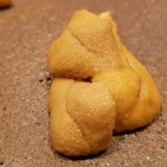 鮨 さかい - ③赤雲丹（熊本県天草産・明礬無添加・手前）
      産卵期は初秋～晩秋、旬は初夏～晩夏。
      産卵期には苦味が入ります。
      天草の明礬無しの赤雲丹を舌の上に載せて5秒ホールド。
      柔らかく爽やかな甘さが拡がります♪