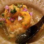 鮨 さかい - ⑤蝦夷馬糞雲丹(北海道根室産)と毛蟹(北海道噴火湾産)を土佐酢ジュレで
      蝦夷馬糞雲丹は味わいが濃い
      今の毛蟹のは身が柔らかく甘みのある若い毛蟹です
      やや濃いめの土佐酢ジュレでさっぱりと頂きました