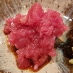 鮨 さかい - ⑥本鮪中落ち(青森県大間産・130kg)
      さかいサンでは今年初入荷の大間産の本鮪とのこと
      夏の本鮪は脂にほのかな酸味があり濃厚さよりも爽やかさのある旨みと甘み
      山葵と合わせて清涼感を際立たせて頂きます