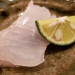 鮨 さかい - ⑦九絵(クエ)(長崎県五島列島産・4kg)
      この九絵は雌で脂のりは穏やか
      炙って脂を活性化させてから皮を引いているのだそう
      脂の旨みを引き上げてから、皮引きの引き算
      酢橘を搾ってさっぱりと頂きました