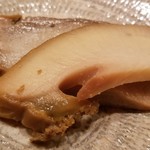 鮨 さかい - ⑧黒鮑（佐賀県唐津産）の酒蒸し
      黒鮑は柔らかさと弾力が両立している抜群の蒸し加減
      厚みのある切りつけで食感が十分に楽しめます
      鮑を鮑の汗で味付けしているそうで、旨みと甘みが抜群
      磯の香りも素晴らしい！