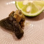 鮨 さかい - ⑨黒鮑（佐賀県唐津産）の肝塩焼き
      肝ソースではなく、肝塩焼き！
      これは初めてですが、爽やかな磯の薫りがします。
      口に入れて芳醇な苦みが拡がりお酒が進みます♪
      こういう変化のある食べ方も楽しい。