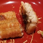 鮨 さかい - ⑪鰻(福岡県博多湾産)の白焼き
      天然鰻の旬は秋～晩秋ですが水温が下がると取れなくなります
      天然鰻らしく皮は厚く噛み応えがあります
      そして皮下の脂は滋味深く、濃厚なコクと旨みが楽しめました