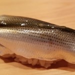鮨 さかい - ③新子
      2枚重ねでメタリックな美しさが際立っています。
      塩振りと〆具合は旨みと香りのバランスが取れていて好きです。
      魚の成長度合いによって塩振り量が変わる熟練の技が必要なネタですね。