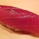 鮨 さかい - ④本鮪(青森県大間産130kg)赤身ヅケ
      日本近海の本鮪の産卵期は春～夏、旬は初秋～冬。
      赤身独特の風味とコクがあります。軽くヅケにされておりますが、酸味は仄かにあり、旨みが華やかです。