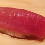 鮨 さかい - ⑤本鮪(青森県大間産130kg)中トロヅケ
      中トロの見た目は生の様にも見えますが軽くヅケているそう。
      人肌よりも温かめのシャリが、中トロの脂を活性化させ、まさにトロけます。