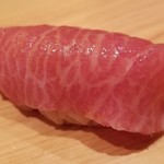 鮨 さかい - ⑥本鮪(青森県大間産130kg)大トロ
      今日は脂のりも良く、スタンダードに切り分けられた大トロのネタでした
      シャリは人肌より温かく、より脂の旨みを感じる品