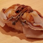 鮨 さかい - ⑩煮蛤(千葉県九十九里産)
      もう旬の終わりですね。
      非常に柔らかく煮られた蛤は、仕上がりの良さで九十九里産を入れられているそう。
      蛤の味わいもいいいですが、穏やかなツメが好み。