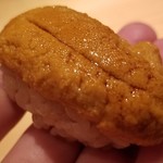 鮨 さかい - ⑬北紫雲丹(北海道函館産)
      大きな北紫雲丹がタップリ。贅沢です！
      握っているのに、雲丹の粒が潰れていませんね！
      そしてシャリのほどけを楽しみ、北紫雲丹の品のある甘みが口に拡がります。