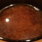 鮨 さかい - ⑫赤味噌汁【鮃と目一鯛のアラ出汁】
      鮃と目一鯛は前日の魚でそのアラで出汁を取られたそうです。
      生臭さが無いので、多分一度焼いてから出汁を取られているのだと思います。
      丁度良いコクと深みで嬉しいです。