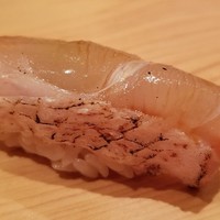 鮨 さかい - ②白甘鯛(福岡県糸島産)
                見た目の白と赤のコントラストが美しい。
                上品な脂がのった甘さとモチモチ感もあり素晴らしい食感です。
                昆布〆をそれほどしてないのか、魚本体のダイレクトな甘みを楽しめました。