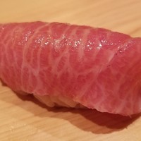 鮨 さかい - ⑥本鮪(青森県大間産130kg)大トロ
                今日は脂のりも良く、スタンダードに切り分けられた大トロのネタでした
                シャリは人肌より温かく、より脂の旨みを感じる品