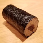 鮨 さかい - ⑮干瓢巻
      今日もまた干瓢巻の準備が始まると「幸せな時間の終演」を感じ切なくなります。
      海苔の薫りが素晴らしく、握りっていない分だけ赤酢のシャリの美味しさを素直に感じ取れます。