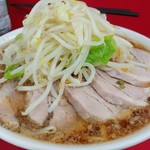 ラーメン二郎 - 小豚の麺カタメ少なめ油をノーコール