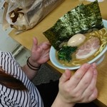 彼女さんと並盛りラーメン