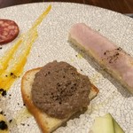 アビタコロ - バターナッツ南瓜のピューレ、右はピンク色のじゃが芋と真鯛を使ったまろやかなクロスティー二