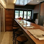 アビタコロ - スタイリッシュで高級感ある店内はカウンター8席のみ、大理石プレートが上品