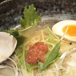 麺匠 たか松 - 良い塩梅。梅肉がスープに合う。梅昆布茶理論。