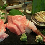 亀喜寿司 - 刺し盛 (鮑アワビ･ホッキ貝･ズワイ足身･めぬけ･ぶどうエビ･にしん･鮪トロ) ◆ぶどうエビ･にしん刺しが珍しい