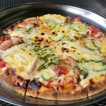 釣り堀CAFE 二見 - 石窯で焼いたピザ