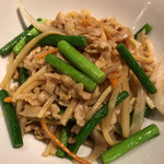 中国家庭料理 北斗 - 中国家庭料理北斗青山店(細切り豚肉とニンニクの芽の醤油風味炒め)