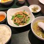 中国家庭料理 北斗 - 中国家庭料理北斗青山店(細切り豚肉とニンニクの芽の醤油風味炒めのミニ麺セット)