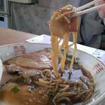 らーめん八平 - 中太の麺､大きな玉ねぎ