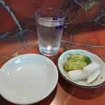 八味屋 - ・漬物はサービス、それと水