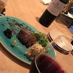 和人 - 飛騨牛のモモ肉とグラスワイン