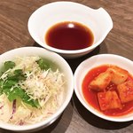 さんか亭 - 【2017年12月】ランチ共通のサラダとキムチ。奥は別注した焼肉用のタレ。
