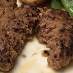 ホテルグランドパレス - 牛粗挽き、つなぎ控えめで肉そのものを味わえる。