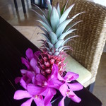 グスク - テーブルの花は、ピナップルと蘭