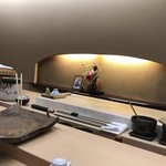 鮨 橋口 - 堺であつらえた包丁
      持ち手は 象牙 と 紫檀
      その奥に橋口親方のお写真