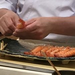 鮨 橋口 - 車海老をむいています