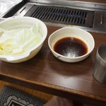 焼肉 味楽 - キャベツ ＆ タレ