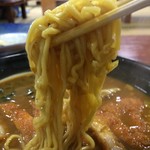 太田食堂 - 「カツカレーラーメン」「麺の大盛」麺リフト。麵は、機械打ち角刃麺、中太のやや縮れ麺である。大きく縮れてはいないものの、カレースープを存分に吸い上げるだけの縮れがある。