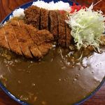 太田食堂 - 「ジャンボカツカレー」上から。この香辛料、口の中にしっとりと残る感じで、しつこさもなく、それでいて刺激的な、実にさり気ない味わいだ。