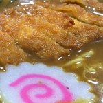 太田食堂 - 「カツカレーラーメン」「麺の大盛」接写。トッピングは、メインの「とんかつ」、鳴門巻き、わかめ、メンマ、チャーシュー1枚、刻みネギのラインナップで、一般的な醤油らーめんの構成だ。