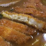 太田食堂 - 「カツカレーラーメン」「麺の大盛」豚かつの厚み拡大。サイズは横幅 14cm、縦長 7cm、厚さ 8mm。「ジャンボカツカレー」よりもやや小さめのサイズであったが、カレースープによく馴染んで、実に美味であった。