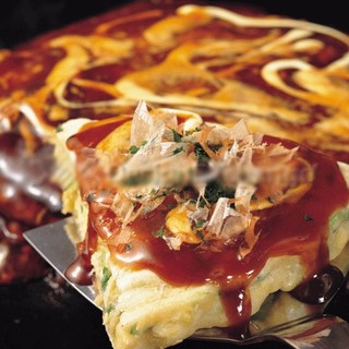 こだわりのオリジナル粉でふっくらと焼き上がる《お好み焼き》